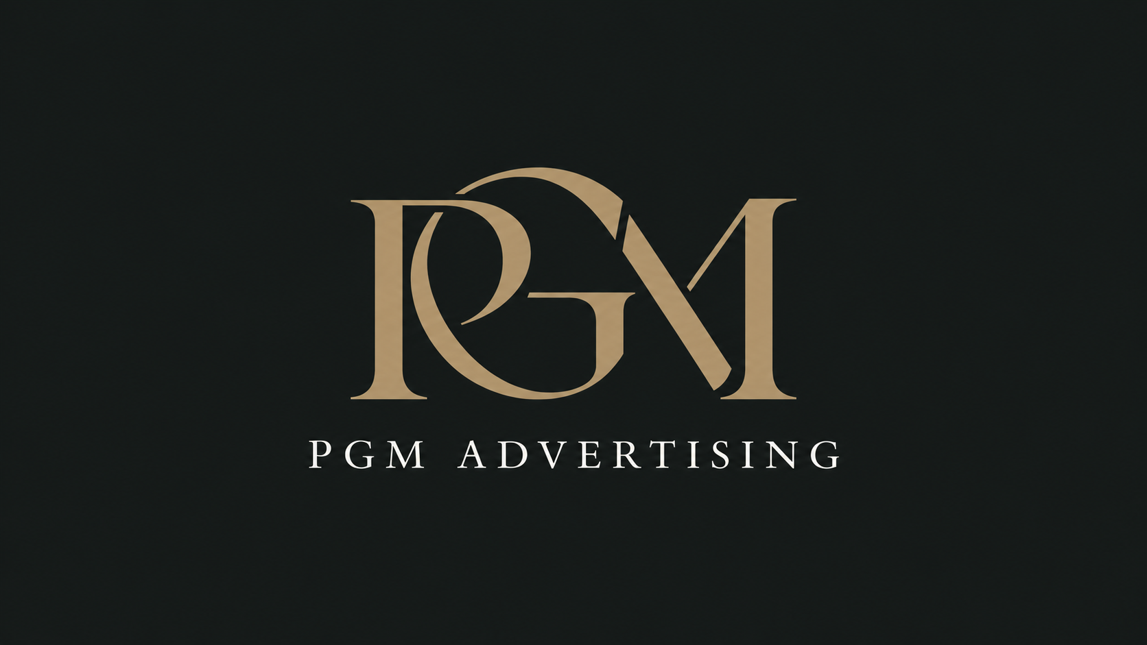 Emblema PGM Advertising: monograma dorado champaña con nombre en marfil sobre fondo carbón